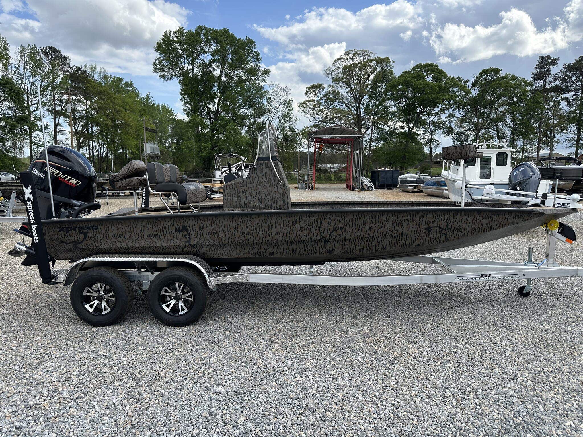 海峡　100号 390 The X-Bay/X-Bay Lounge Series by Xpress Boats