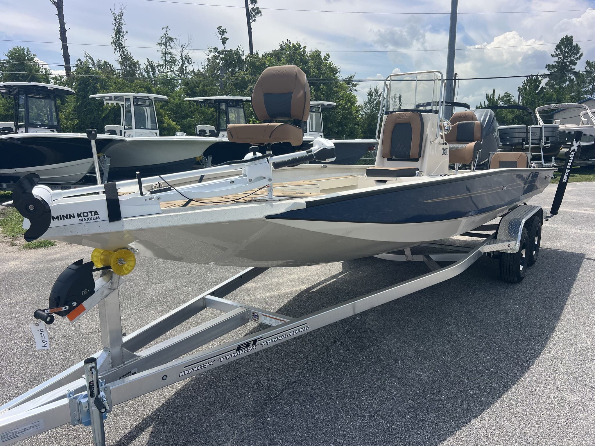 New 2027 Xpress Hyper-Lift Bay Series H22B-200HP GREY-SEADECK