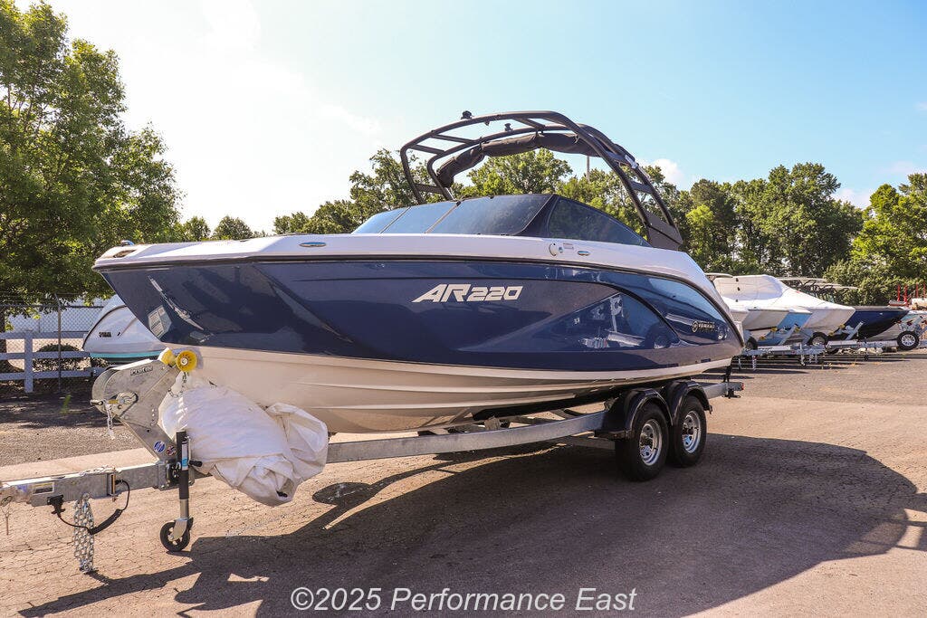 2025 Yamaha Boats AR220