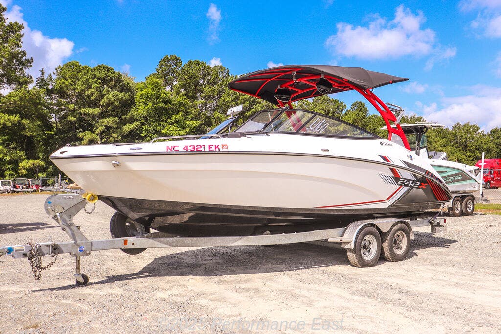 2019 Yamaha Boats 242X E-SERIES RED