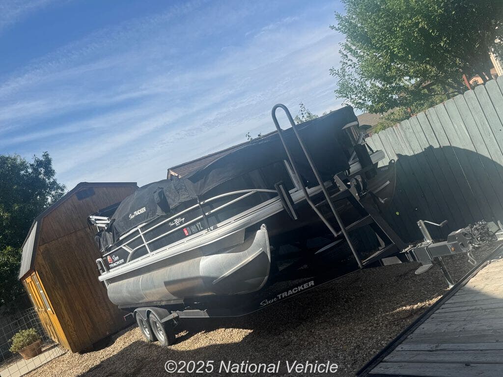 2019 Sun Tracker Fishin Barge  20 DLX