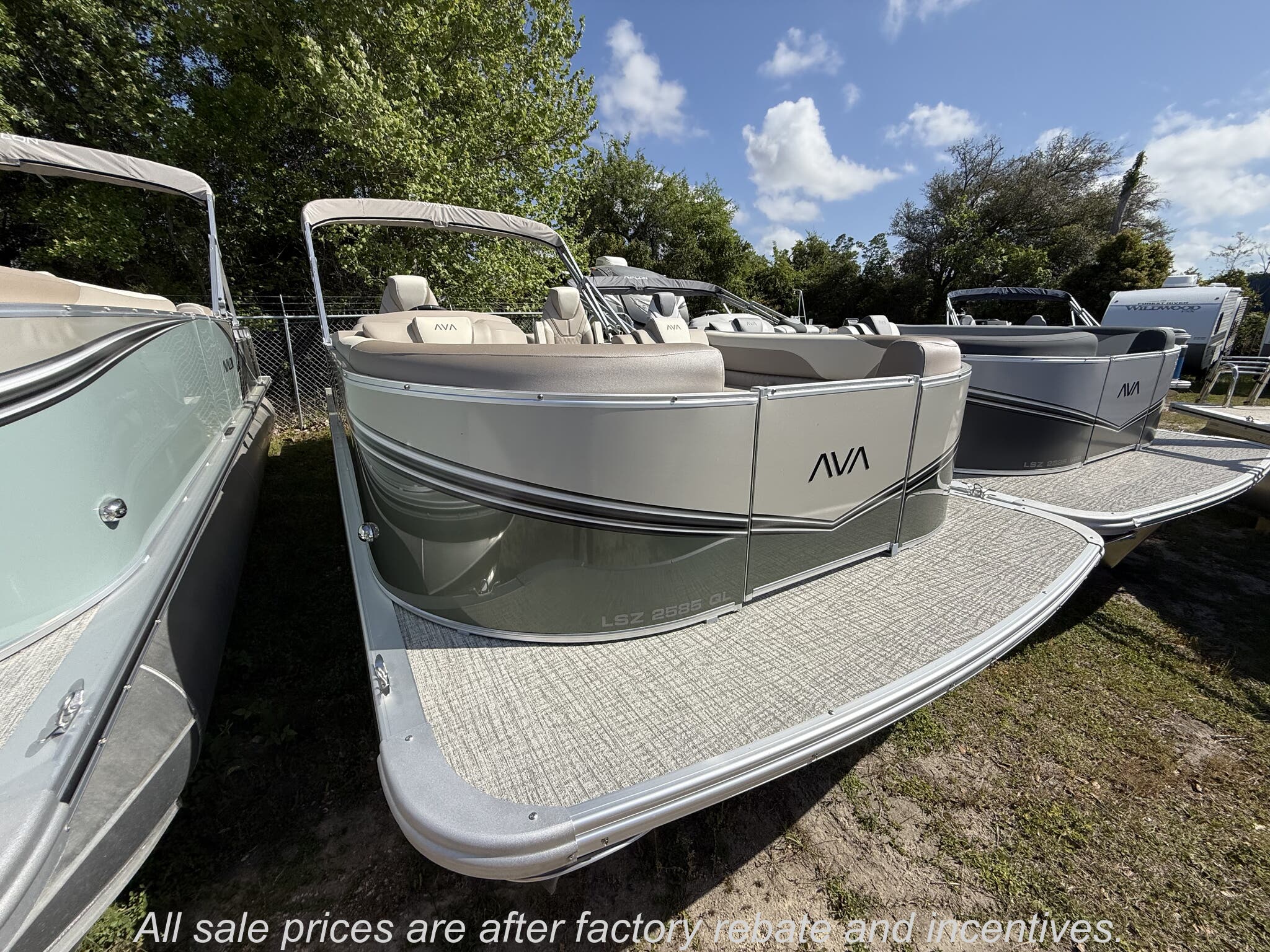 2026 Avalon LSZ 25 QUAD LOUNGER-TRITOON 200HP