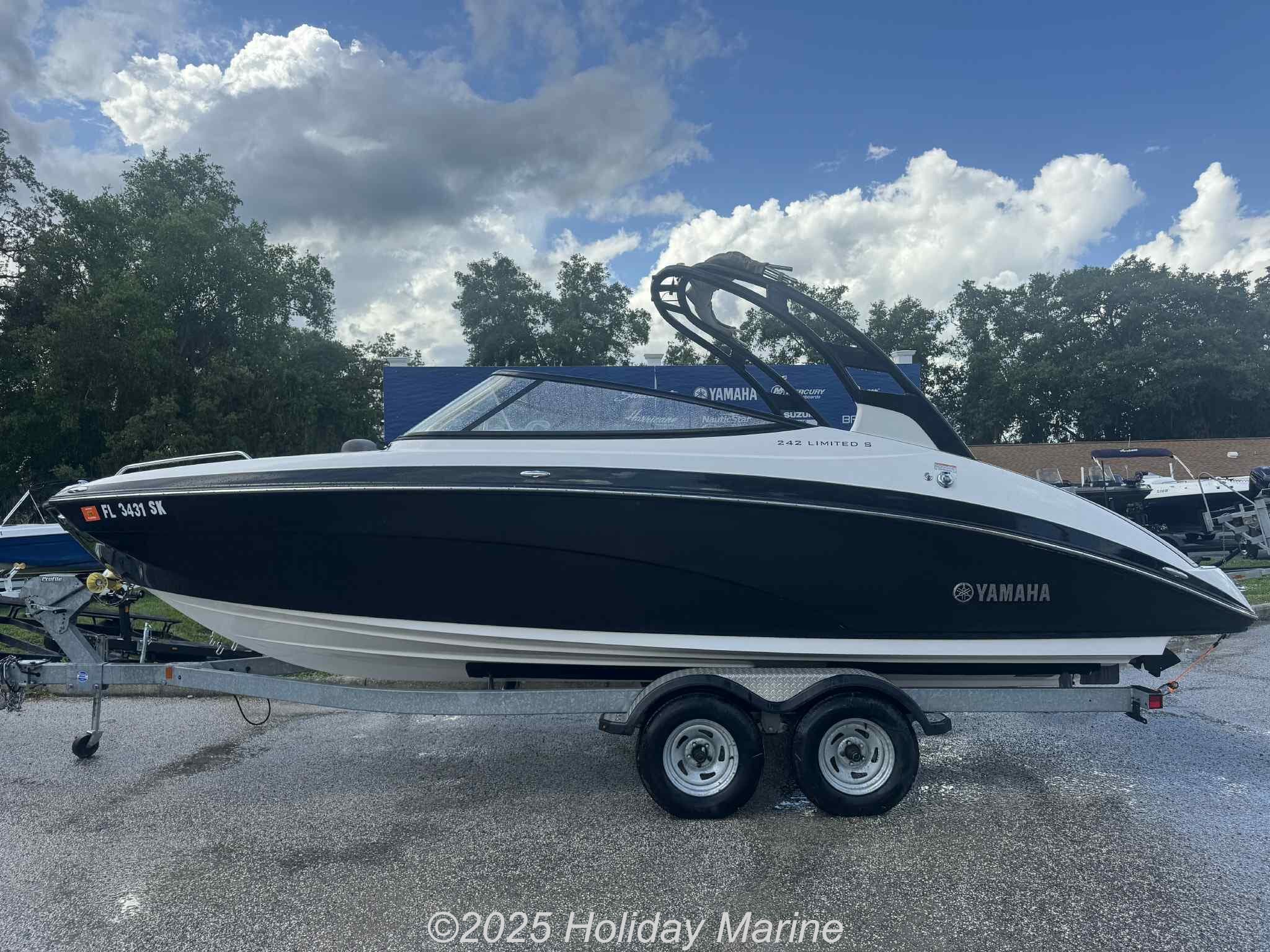 2017 Yamaha Boats 242 Limited S