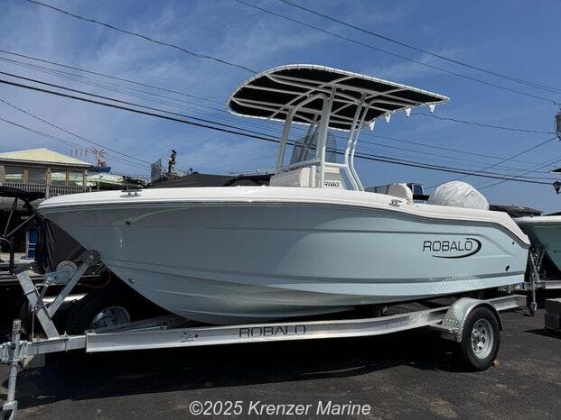 2025 Robalo Center Console R180