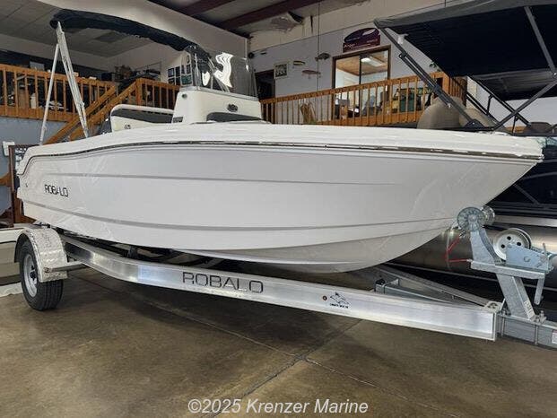 2025 Robalo Center Console R160