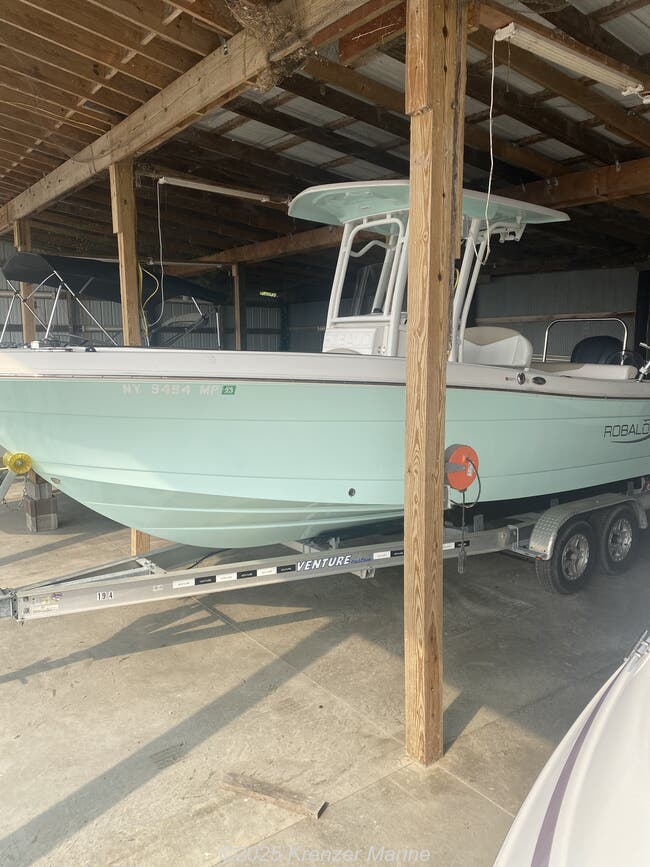 2019 Robalo Center Console R242